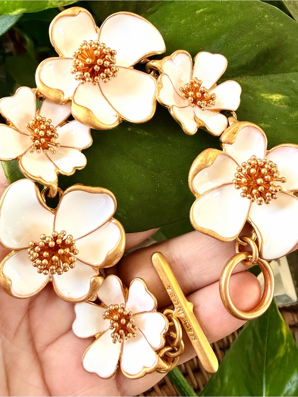 OSCAR DE LA RENTA White/Gold Enamel Flower Gardenia Bracelet Toggle / Signed - Picture 9 of 13